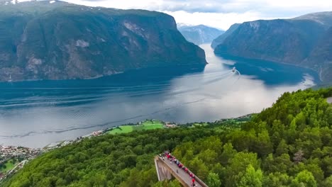 Stegastein-Aussichtspunkt-Wunderschöne-Natur-Norwegen.