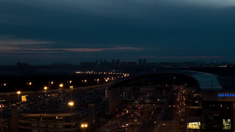 timelapse de la ciudad nocturna con carreteras concurridas cerca del aeropuerto de sheremetyevo de moscú