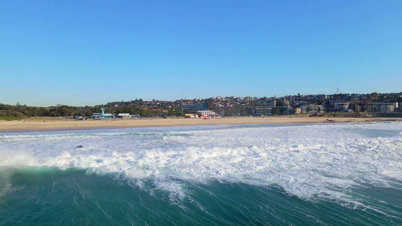 Grandi onde oceaniche sulla spiaggia sabbiosa di Maroubra nei sobborghi orientali di Sydney, Nuovo Galles del Sud, Australia