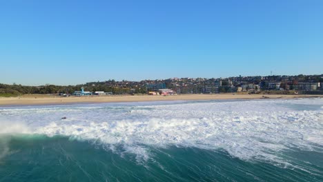 Grandes-Olas-Oceánicas-En-La-Playa-De-Arena-De-Maroubra-En-Los-Suburbios-Del-Este-De-Sydney,-Nueva-Gales-Del-Sur,-Australia