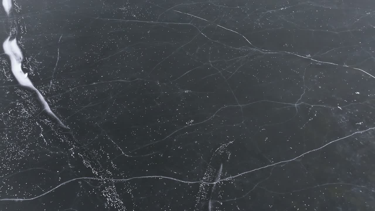 un lago de hielo congelado con grietas, burbujas, y un estado de ánimo de invierno tranquilo y sereno capturado por encima