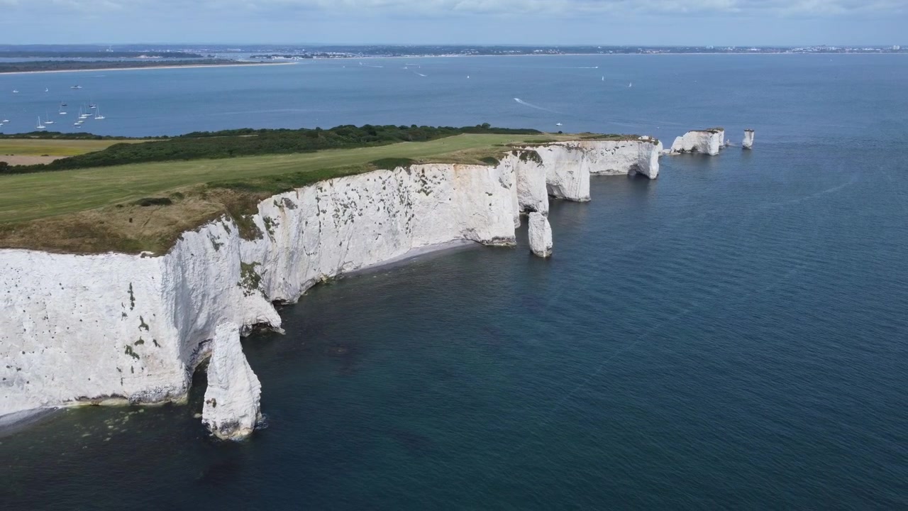Panoramablick auf die Klippen der Old Harry Rocks, Jurassic Coast, Großbritannien. Rückwärtige Luftaufnahme