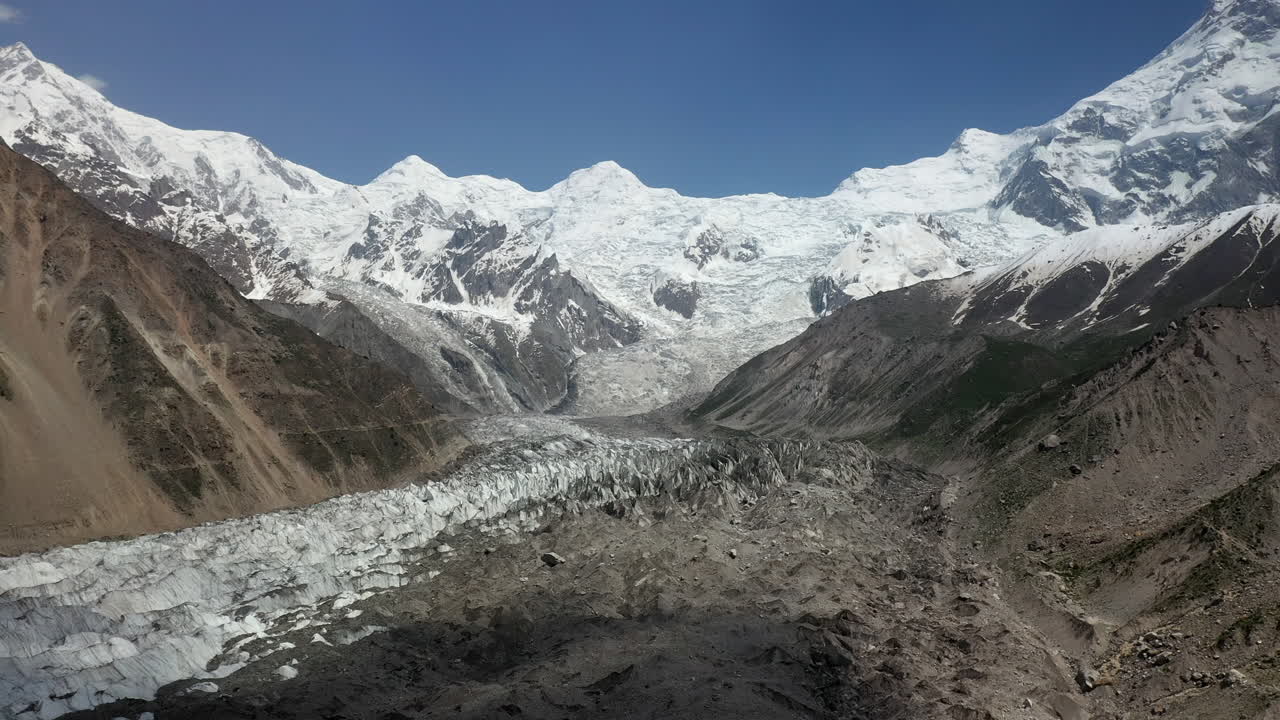 toma de dron de nanga parbat con un glaciar, prados de hadas pakistán, toma aérea amplia cinematográfica