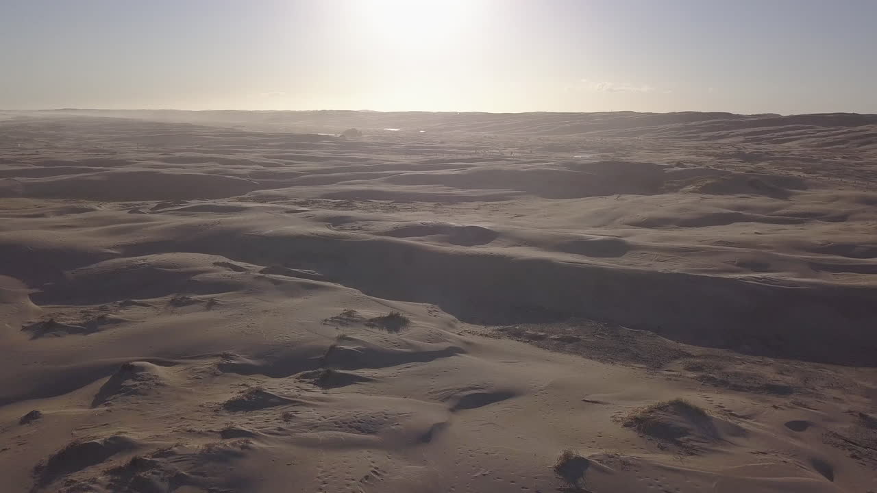 오스트레일리아의 거대한 모래 언덕 위에서 해가 지는 모습, 공중에서 뜨는 모습