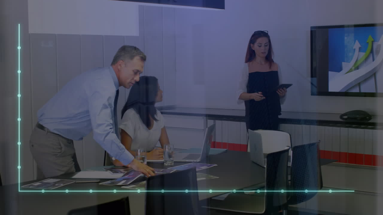 animación del procesamiento de datos financieros sobre diversas personas de negocios en la oficina