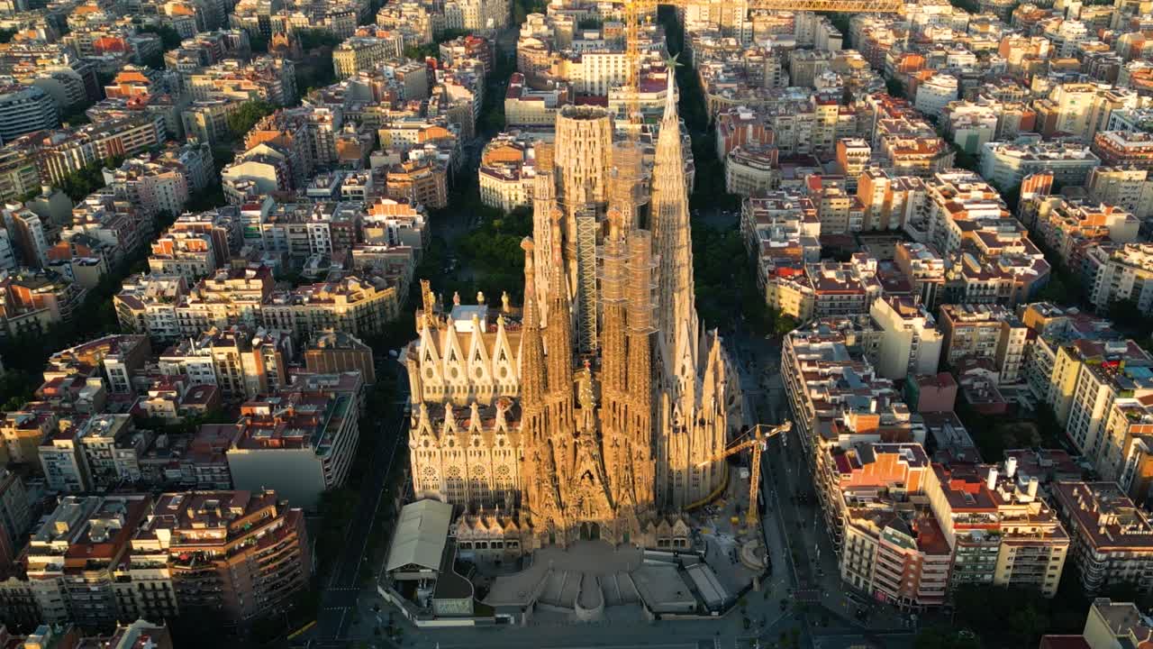 vista aérea de la catedral de la sagrada familia. cataluña, españa