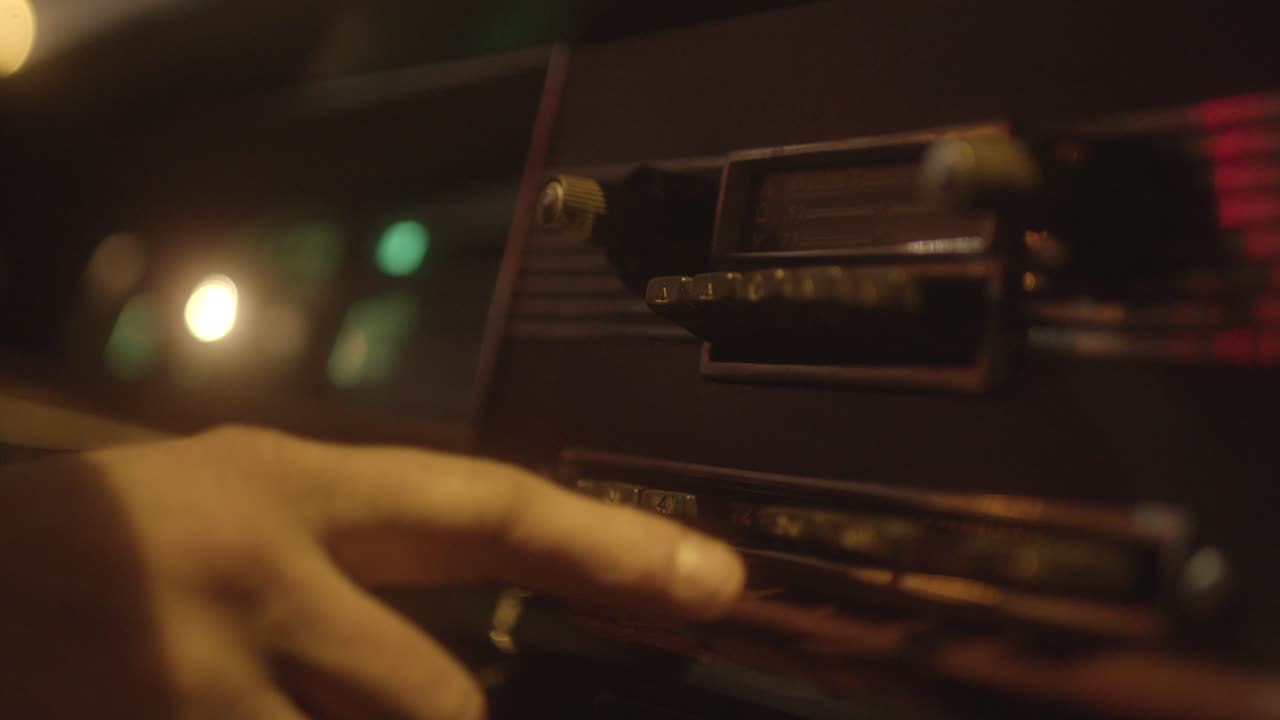 빈티지 자동차 라디오와 함께 야간 드라이브