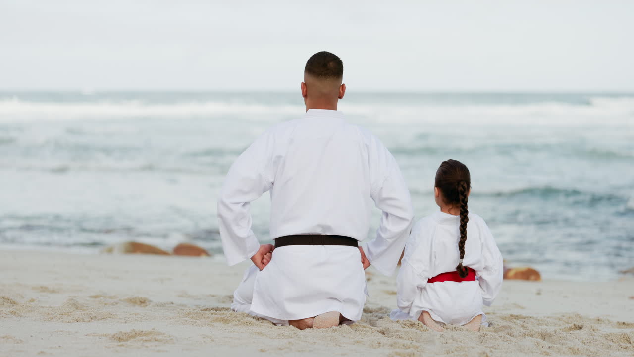 karate, fitness y padre en la playa con la chica