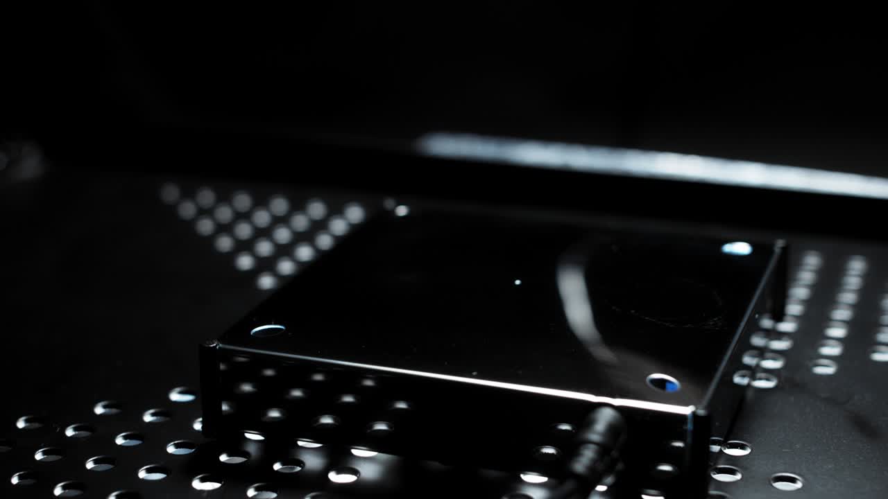 검은 바탕에 4k 추상적인 levitation 플랫폼