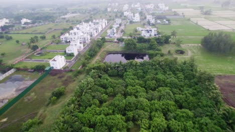 Tierras-De-Cultivo-Cerca-De-La-Urbanización-Con-Muchos-árboles-Y-Un-Pequeño-Estanque