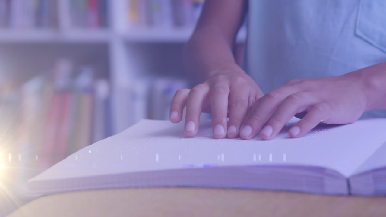 animación de rastros de luz sobre un niño biracial leyendo braille