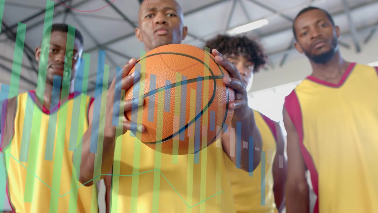 Vídeo vertical: Com sobreposição subindo, homem negro ao centro aproximando bola laranja em academia com camisas amarelas.