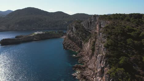 4K-Drohnenaufnahme-Von-Klippen-Und-Wäldern-An-Der-Küste-Von-Ibiza