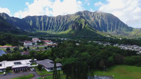 hermosa isla hawaiana video de drones de montaña