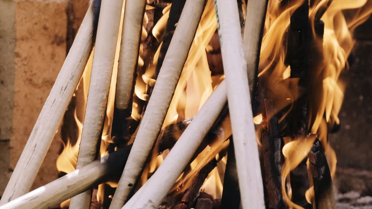 무료 정원 오븐에서 불타는 나무 더미에서 더 많은 화상을 입은 순간