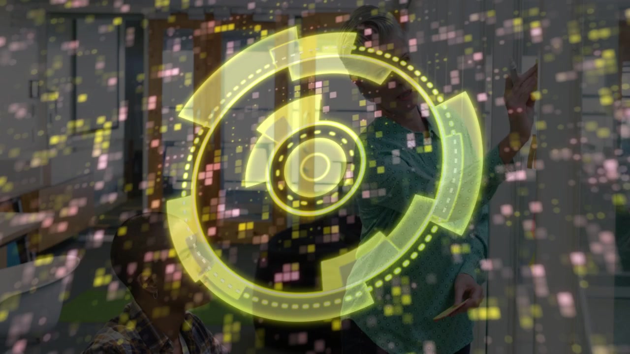Donna che tiene in mano un telefono, gesticola, con un HUD AR giallo che appare e mette in evidenza il telefono durante una dimostrazione aziendale.