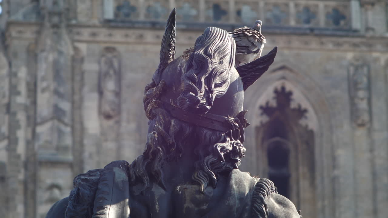 보리크스 뒤쪽의 근접한 모습, 성모의 성당, 톤게렌의 배경