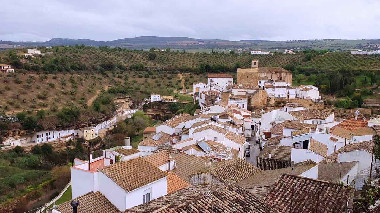 Das schöne Dorf Setenil de las Bodegas, Provinz Cádiz, Andalusien, Spanien