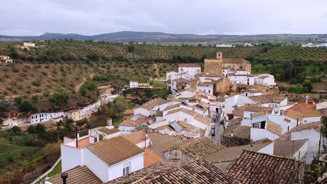 el hermoso pueblo de setenil de las bodegas, provincia de cádiz, andalucía, españa