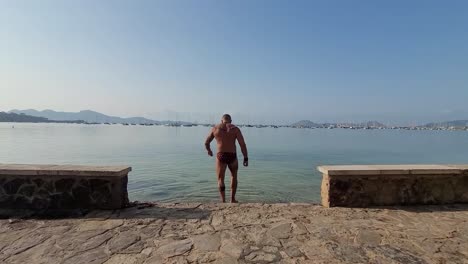 Hombre-Entrando-Al-Agua-Del-Mar