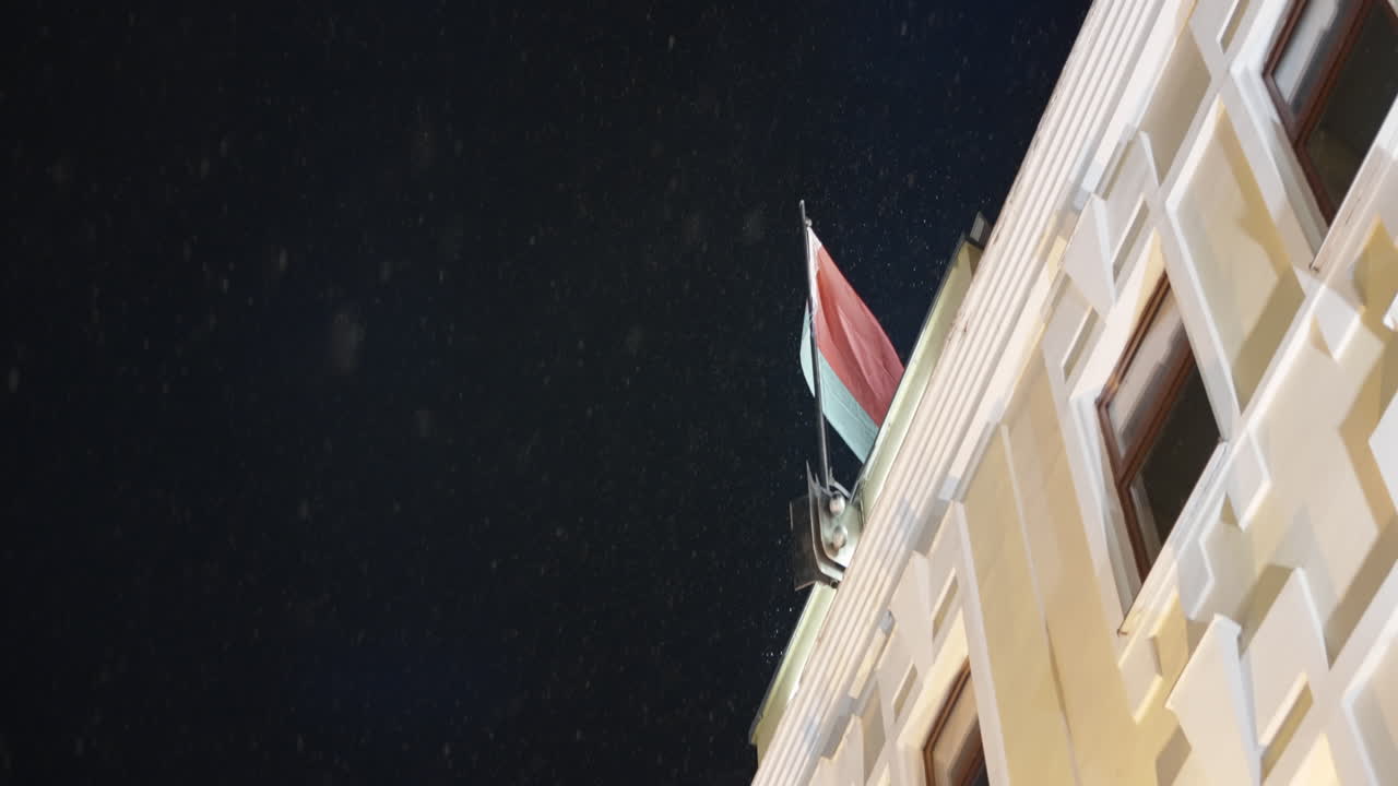 밤에는 눈 속의 발과 함께 건물을 짓습니다.