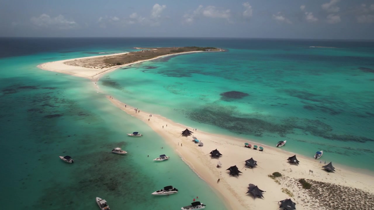 Vista aerea di nuvole in movimento sopra il banco di sabbia tropicale di Cayo de Agua