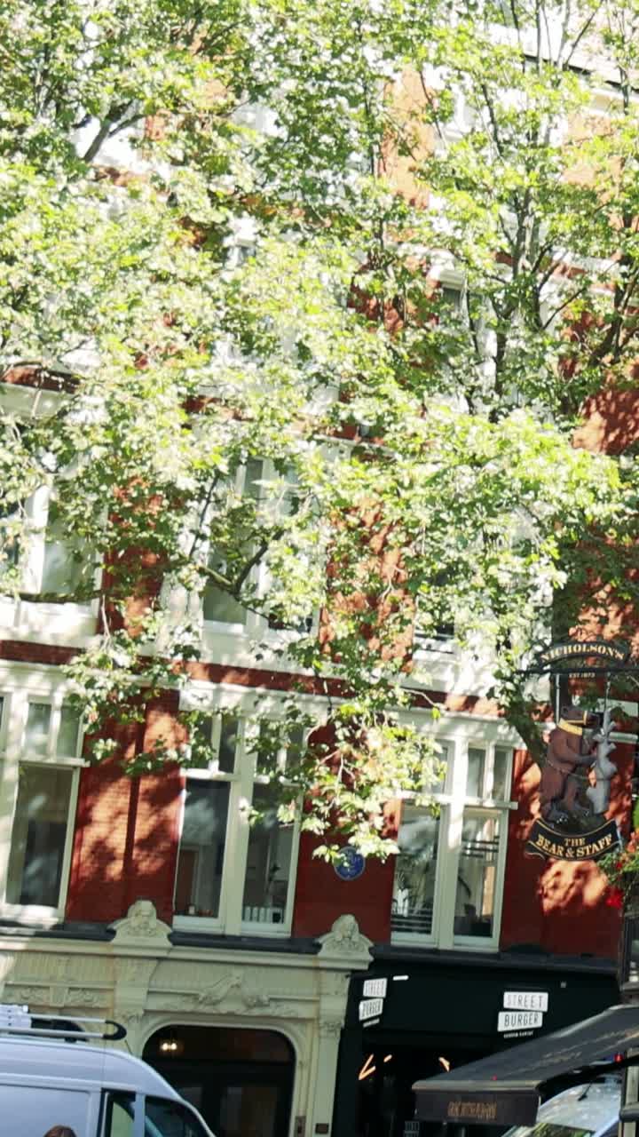 활기찬 런던 술집 을 지나가는 사람 들