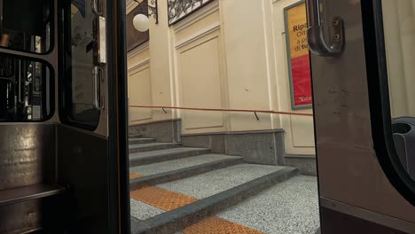 las puertas del tren abiertas en la plataforma de la estación de nápoles.