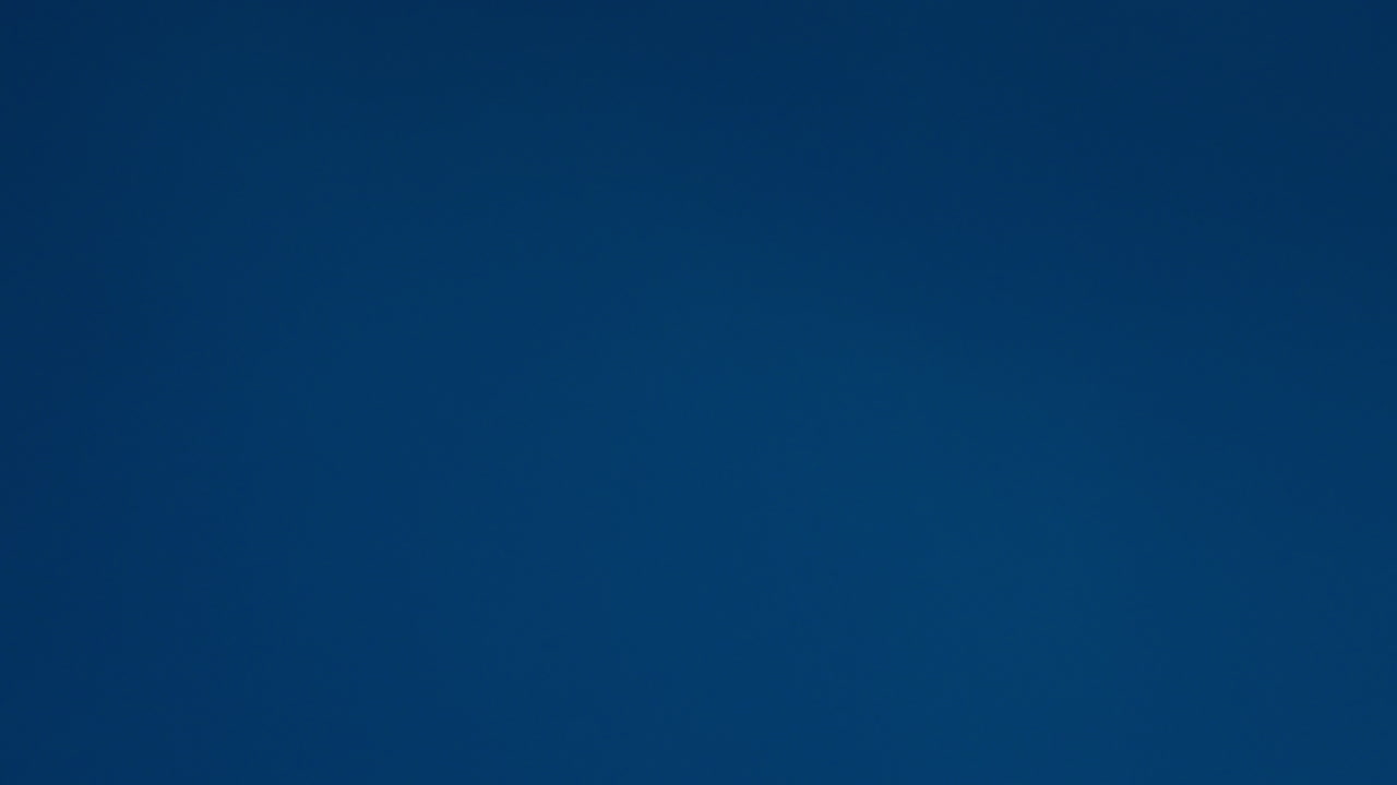 caída de agua pura real con salpicaduras sobre fondo azul disparando en cámara lenta