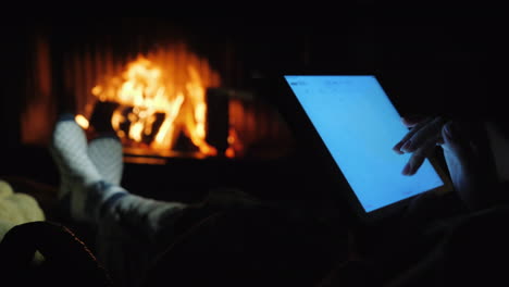 use una tableta junto a la chimenea en un ambiente hogareño acogedor