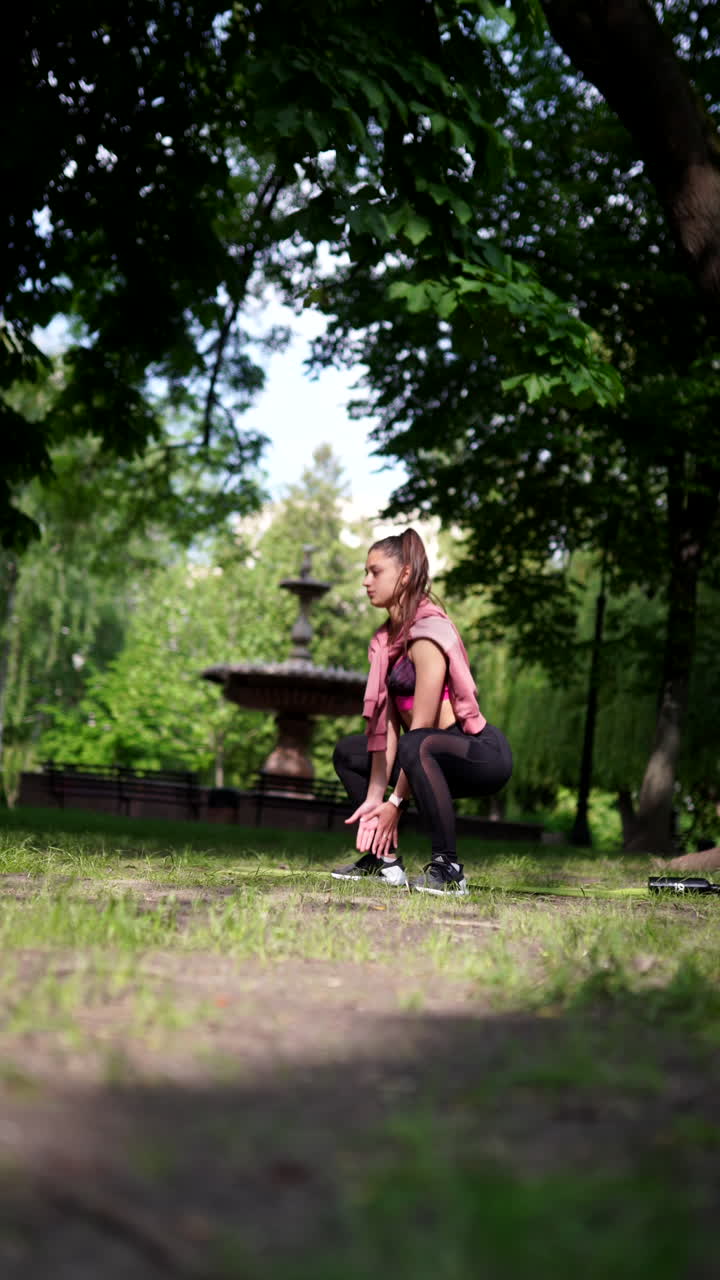 mujer estirándose en un parque