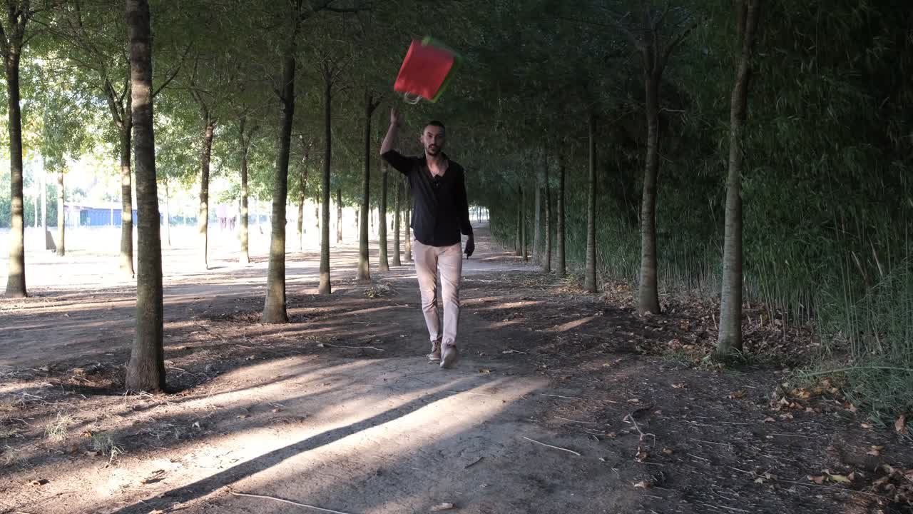 쇼핑을 보이 ⁇ 하는 남자