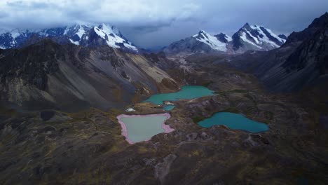 drone volando sobre las lagunas de ausangate
