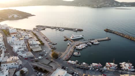 Wunderschöne-Drohnenaufnahmen-Des-Charmanten-Dorfes-Naoussa-Auf-Der-Insel-Paros-Während-Des-Sommersonnenuntergangs-In-Griechenland