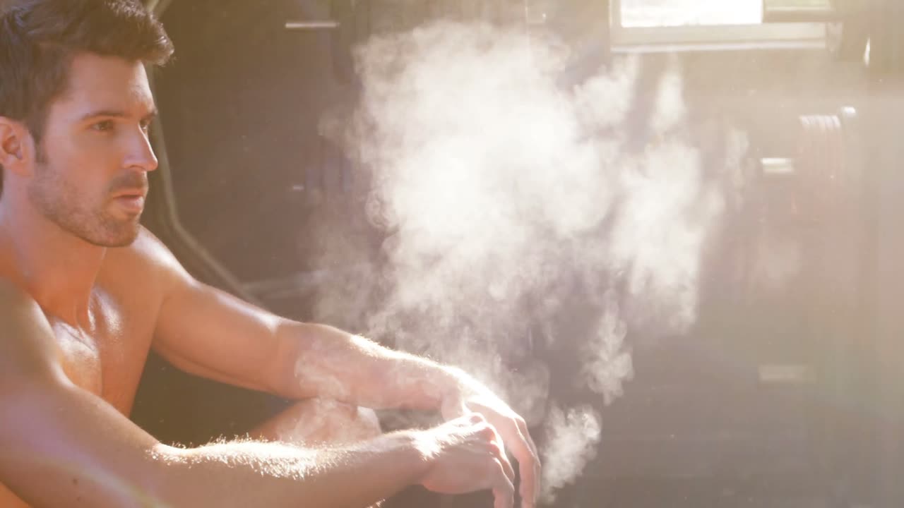 hombre empapando sus manos con polvo de tiza