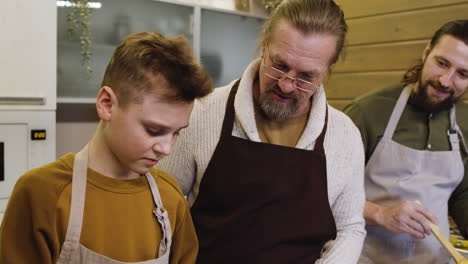 hombres caucásicos y niño en la cocina