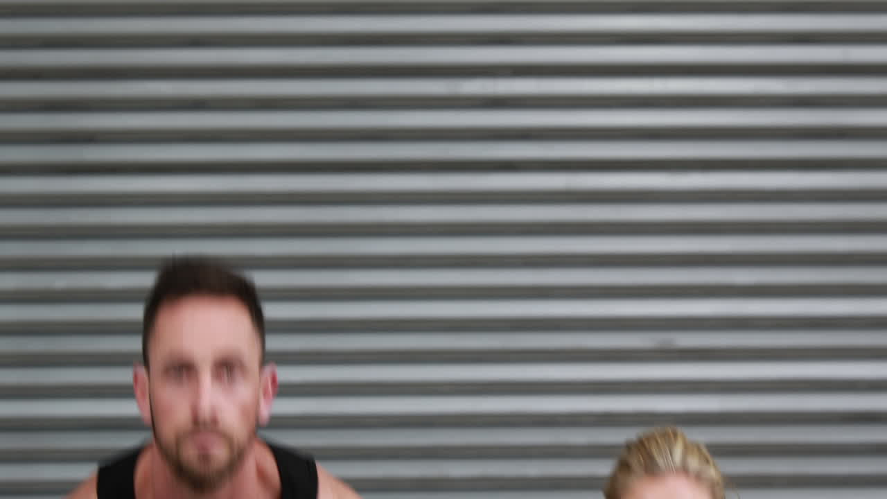 personas en forma balanceando pesas de kettlebell