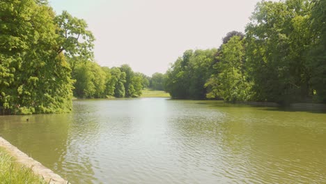 Sunny-weekend-at-Bois-de-la-cambre-pond-Brussels,-Belgium