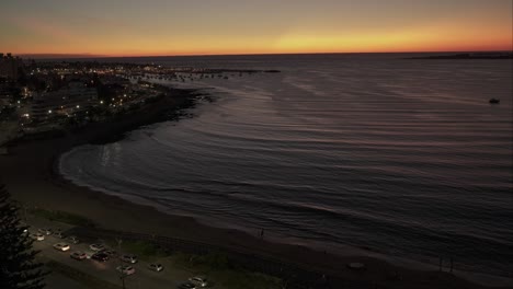 Toma-Aérea-De-Lapso-De-Tiempo-De-La-Puesta-De-Sol-Dorada-Sobre-La-Zona-Portuaria-De-La-Ciudad-De-Punta-Del-Este,-Uruguay