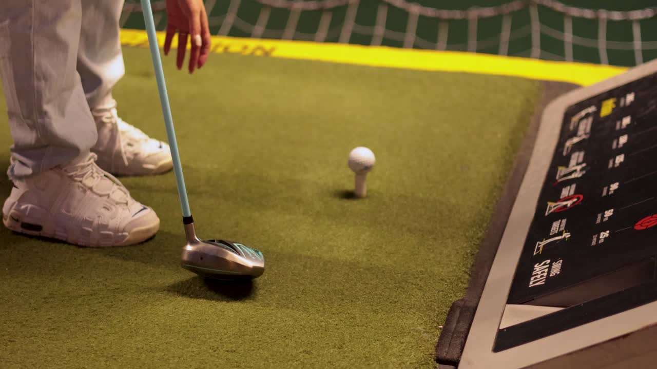 Prepararsi a colpire una pallina da golf a Bangkok