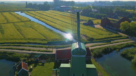 disparo fijo de velas de molino de viento en luz de fondo con un reflejo del sol en el polder