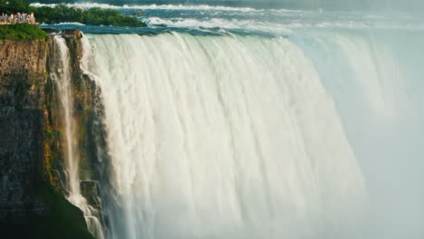 Vista-Céntrica-De-Las-Cataratas-Del-Niágara:-Un-Hito-En-La-Frontera-De-Los-Estados-Unidos-Y-Canadá-4k-Video