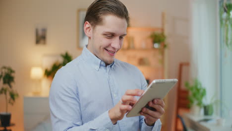 Glücklicher-Unternehmer-Arbeitet-Am-Tablet