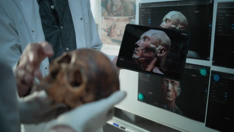estudiantes de medicina que estudian anatomía facial