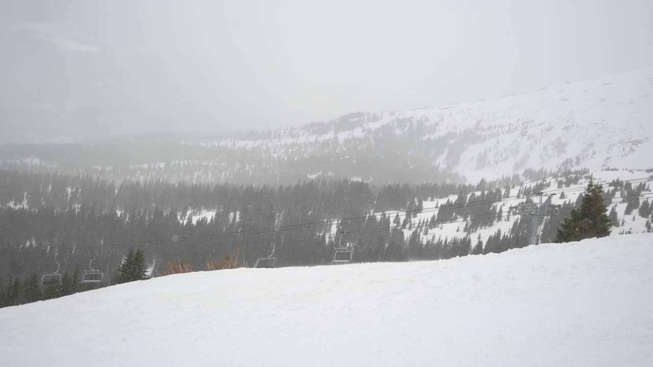 스키 경로에서 볼 수 있는 폭풍 속에서 비어 있고 멈춘 스키 리프트,  ⁇ 드헬드