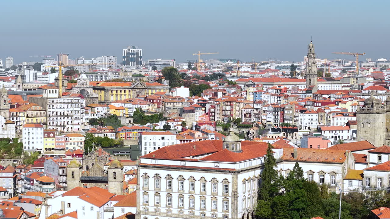 Porto, Portogallo. Vista aerea degli edifici del centro storico, palazzi e campanili