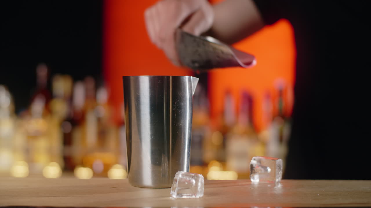 el camarero preparando un cóctel.