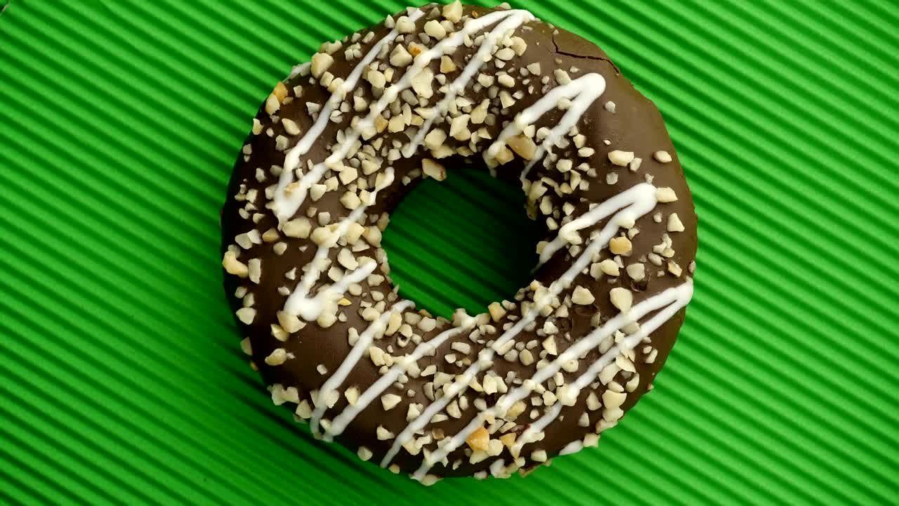 el donut glazado de primer plano.