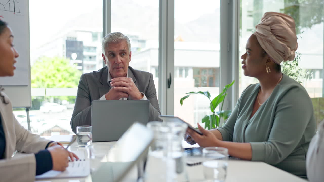 PDG, travail d'équipe ou gens d'affaires en réunion