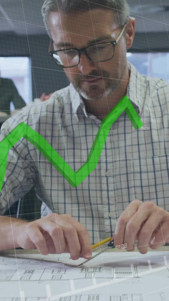 Animazione di elaborazione dati finanziari su un uomo d'affari caucasico in ufficio
